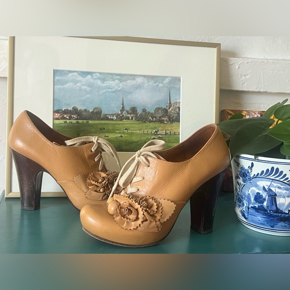 Chie Mihara Camel-Hued Retro Pumps